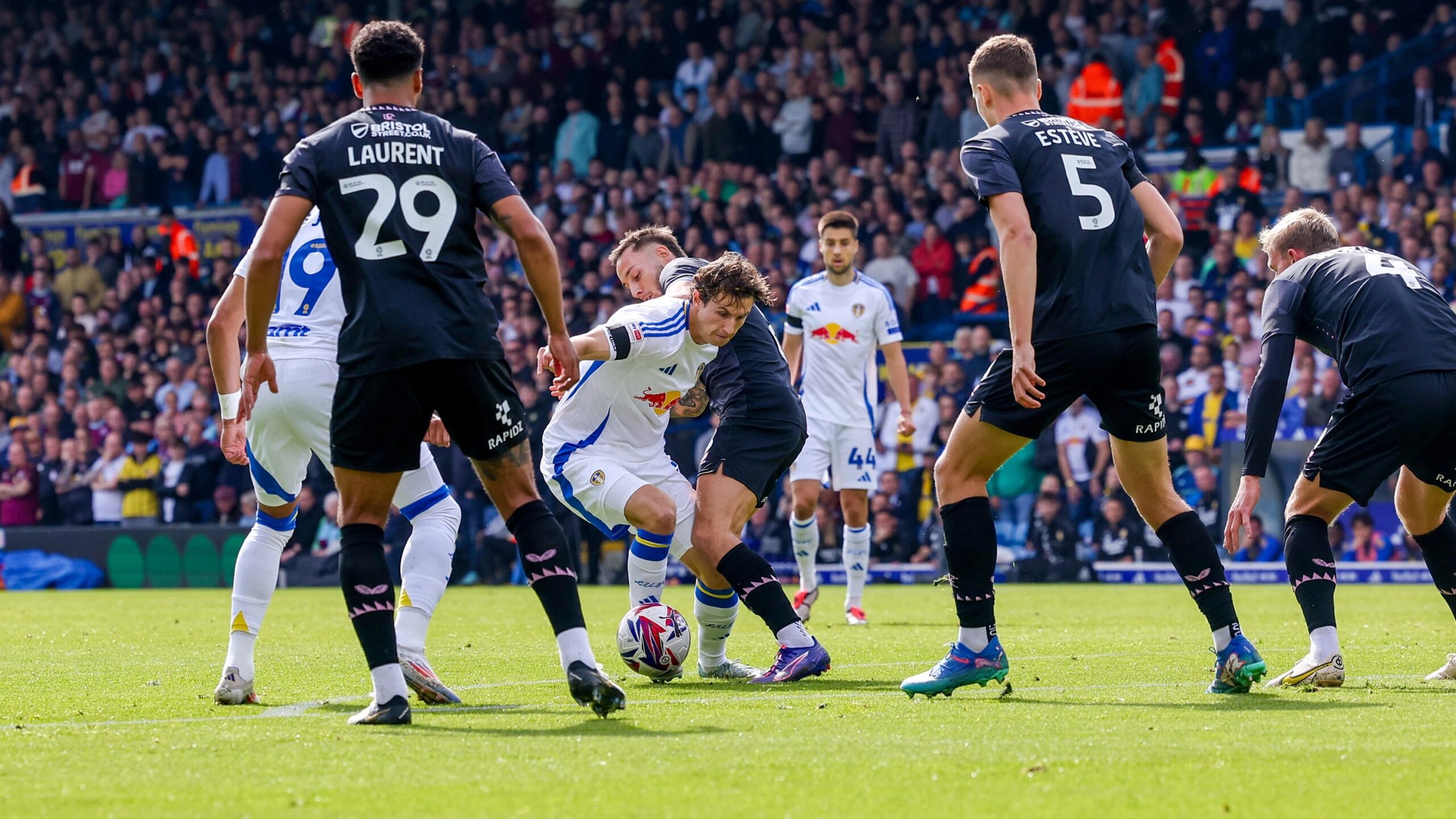 Nhận định soi kèo Burnley vs Leeds lúc 03h00 ngày 28/1/2025